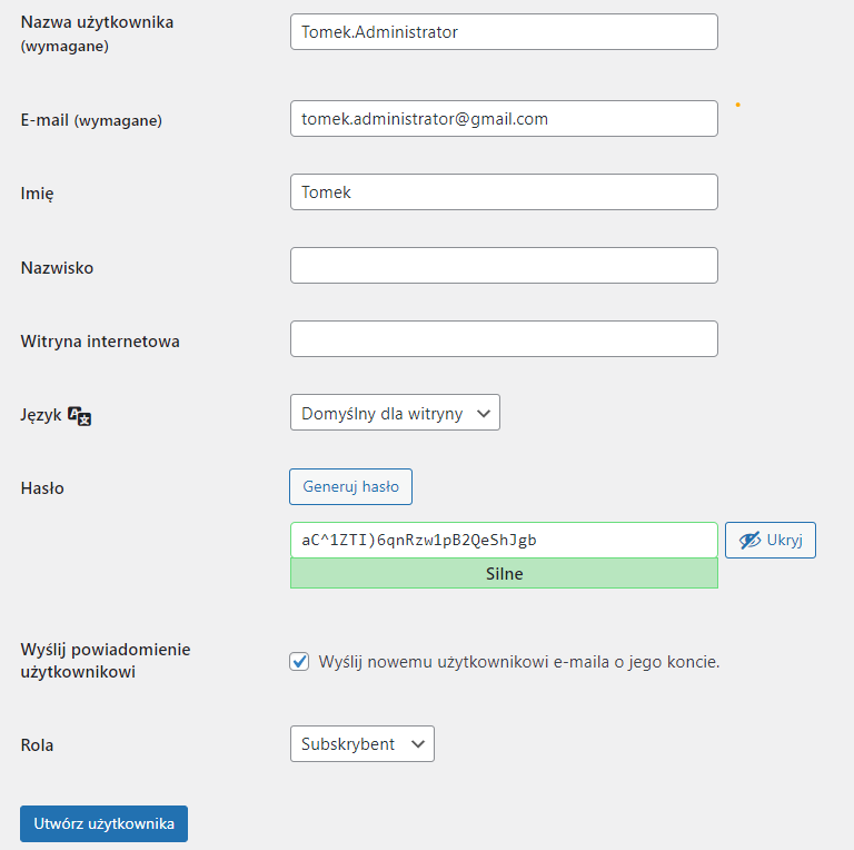 Wypełnianie wymaganych pól w formularzu dotyczącym tworzenia nowego użytkownika